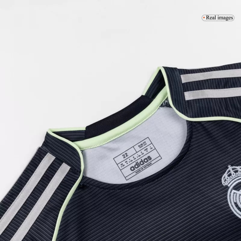 Kit da calcio da trasferta per bambini del Real Madrid (maglia+pantaloncini+calzini) 2025/26